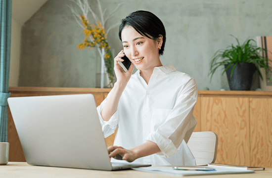 電話をかける女性のイメージ